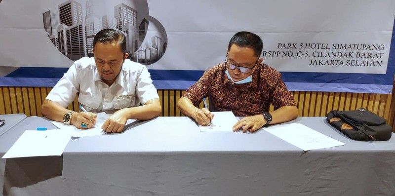 Foto sigap Kadis Perkebunan Inhil, Sirajuddin saat teken MOU