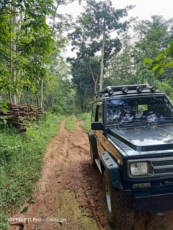 Foto Dok. sigapnews.co.id Mobil Taft milik Sunarto Petinggi Desa Muryolobo, Kecamatan Nalumsari, Kabupaten Jepara melintasi jalan poros Desa Muryolobo - Bategede yang rusak parah.