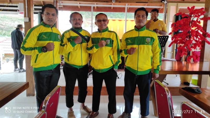H. Katno Hadi (berkacamata hitam)