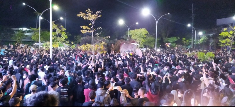 Tampak lautan manusia memenuhi halaman depan pasar Pon