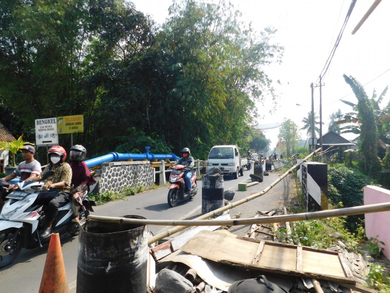 Kendaraan bergantian melintasi jembatan 