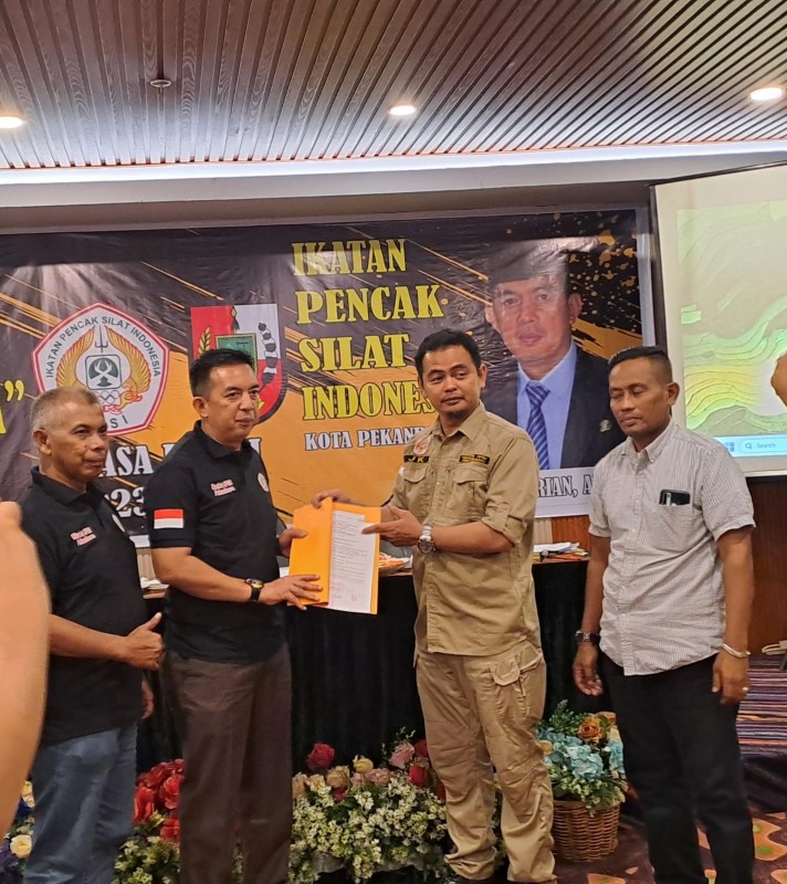 Keterangan Foto : Ketua  Ipsi Kota Pekanbaru terpilih secara aklamasi masa bakti (2023-2027) Zulfahmi Adrian, AP. MSi menerima berita acara pemilihan  dari ketua sidang Jefri Kaldo beserta pengurus saat muskot ipsi pekanbaru di Hotel New Hollywood, Sabtu (30/9/2023)
