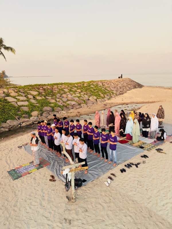 Suasana ketika Peserta Camping Ground melakukan sholat berjemaah di Beach LM Cafe Pantai Sapolong