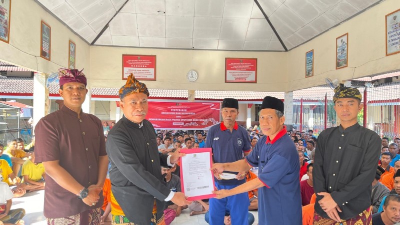 Foto Kasi Binadik dan Giatja, Nasruddin saat Penyerahan Remisi Umum kepada Warga Binaan di Aula Blok Selaparang Lapas Kelas IIB Selong