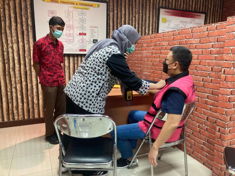 Foto Penyerahan Tersangka FL ssaat Pemeriksaan Kesehatan di Kejaksaan Negeri Jakarta Selatan (Sumber: Press Release Humas Kejagung RI)