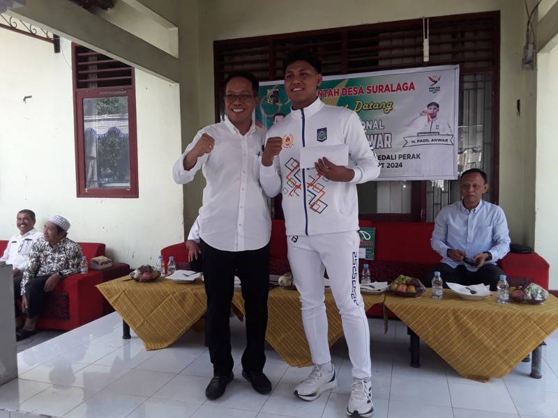 Foto Senyum Bahagia Pj Bupati Lombok Timur, Drs. H. M. Juaini Taofik, M.Ap saat Memberikan Dana Apriasi kepada Peraih Medali Perak PON XXI Aceh Cabor Pencak Silat atas nama M. Padil Anwar pada Rabu (18/9/2024) di Kantor Desa Suralaga Foto Senyum Bahagia Pj Bupati Lombok Timur, Drs. H. M. Juaini Taofik, M.Ap saat Memberikan Dana Apriasi kepada Peraih Medali Perak PON XXI Aceh Cabor Pencak Silat atas nama M. Padil Anwar pada Rabu (18/9/2024) di Kantor Desa Suralaga