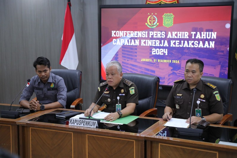 Foto Kapuspenkum Dr. Harli Siregar, S.H., M.Hum saat Konferensi Pers Akhir Tahun Capaian Kinerja Kejaksaan 2024 pada Selasa (31/12/2024) Foto Kapuspenkum Dr. Harli Siregar, S.H., M.Hum saat Konferensi Pers Akhir Tahun Capaian Kinerja Kejaksaan 2024 pada Selasa (31/12/2024)