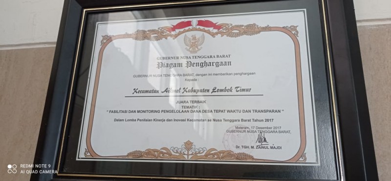 Foto Piagaram Penghargaan yang Diberikan oleh Gub. NTB kepada Hadi Fathurahman selaku Camat Aikmel pada 17 Desember 2017 di Mataram atas Prestasinya sebagai Juara Terbaik dalam Lomba Fasilitasi dan Monitoring Dana Desa Tepat Waktu dan Transparan  