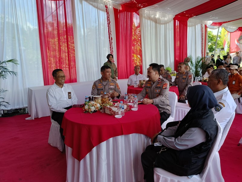 Foto Suasana Meja Tamu Penting dalam Acara Panen Raya Jagung Serentak Tahap I, dengan tema “Gugus Tugas Polri Mendukung Ketahanan Pangan” di Desa Kembang Kerang pada Rabu (26/12/2025) (Dok. Pribadi)