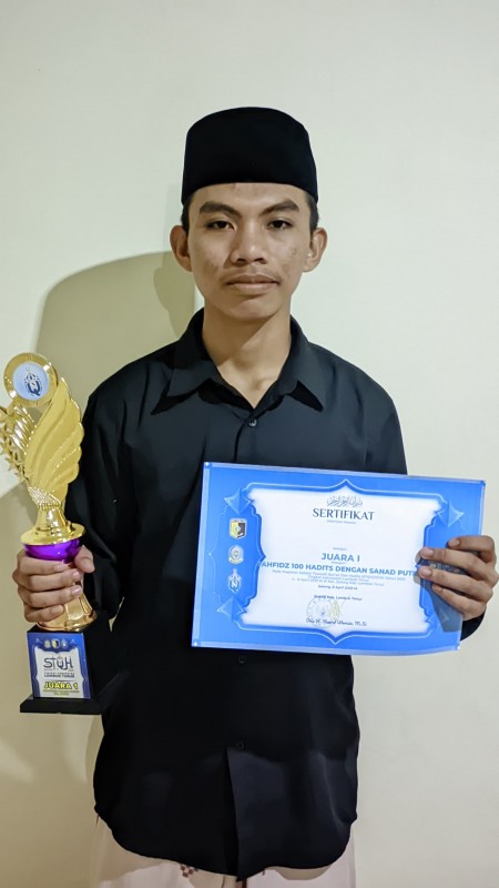 ISLAHUDDIN (Lendang Bunga Lenek) – Juara 1 Hafalan 100 Hadits dengan Sanad (Putra)