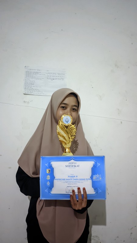 SITI HUMAIROH (Pringgabaya) – Juara 2 Hafalan 500 Hadits Tanpa Sanad (Putri)