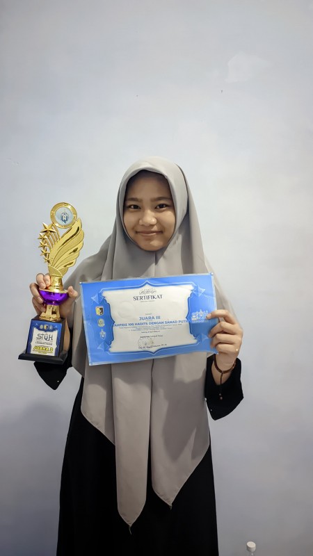 NILA PERMATASARI (Pringgabaya) – Juara 3 Hafalan 100 Hadits dengan Sanad (Putri)