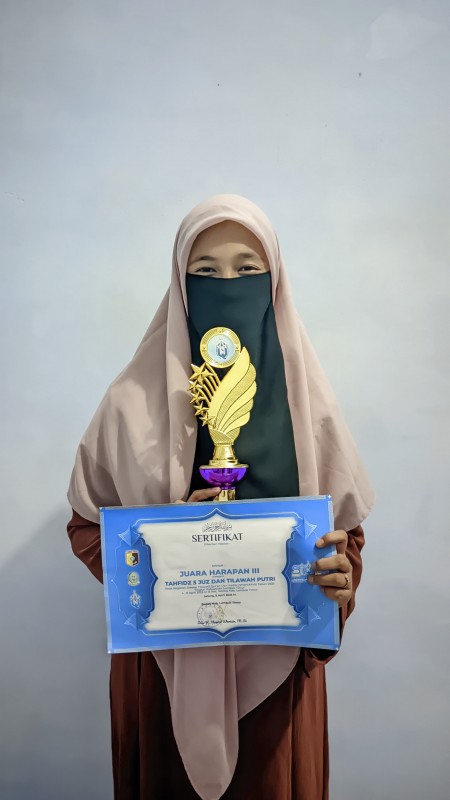 ZAKIYAH NISWATUL AUFAH (KSB) – Harapan 3 Hafalan 5 Juz & Tilawah (Putri)