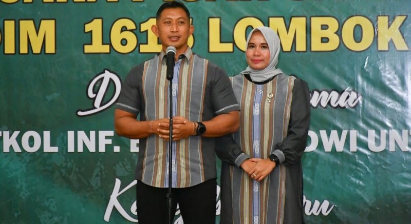Foto Letkol Inf. Bayu Sigit Dwi Untoro Bersam Istri dalam Acara Pisah-Sambut Dandim 1615/Lotim pada Rabu