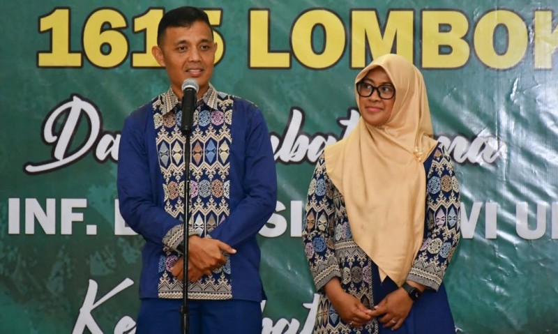 Foto Letkol Inf. Eky Anderson Bersam Istri Saat Menyampaikan Refleksi Pejabat Lama dalam Acara Pisah-Sambut Dandim 1615/Lotim pada Rabu