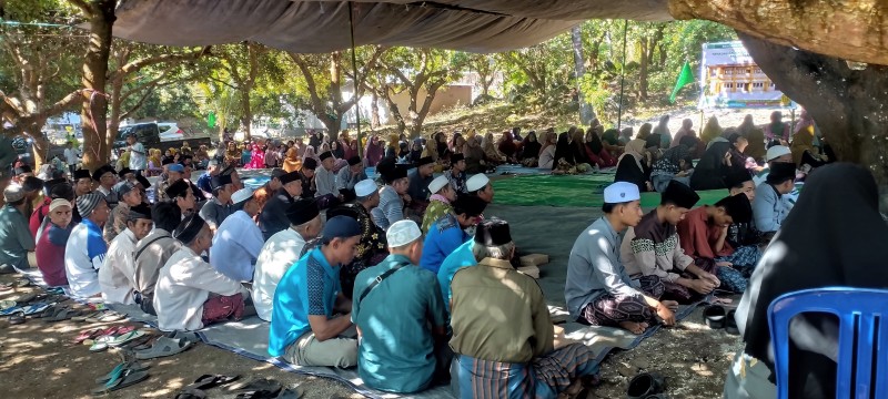 Foto Suasana Khidmat saat Masyarakat Mendengarkan Sambutan Dewan HM Dalam Peresmian Ponpes & TPQ An-Nassikah Sembalun pada Minggu (13/7/2025) (Dok. Pribadi) Foto Suasana Khidmat saat Masyarakat Mendengarkan Sambutan Dewan HM Dalam Peresmian Ponpes & TPQ An-Nassikah Sembalun pada Minggu (13/7/2025) (Dok. Pribadi)
