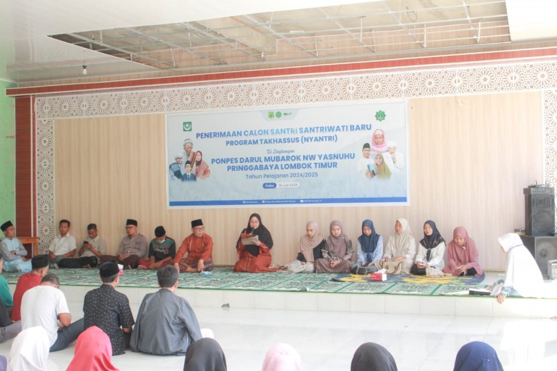 Foto Suasana Khidmat “Acara Penerimaan Calon Santri/ Santriwati Baru Program Takhassus (Nyantri)” di Lingkungan Ponpes Darul Mubarok NW Yasnuhu Pringgabaya, pada Rabu (16/7/2025) (Dok. Pribadi) Foto Suasana Khidmat “Acara Penerimaan Calon Santri/ Santriwati Baru Program Takhassus (Nyantri)” di Lingkungan Ponpes Darul Mubarok NW Yasnuhu Pringgabaya, pada Rabu (16/7/2025) (Dok. Pribadi)