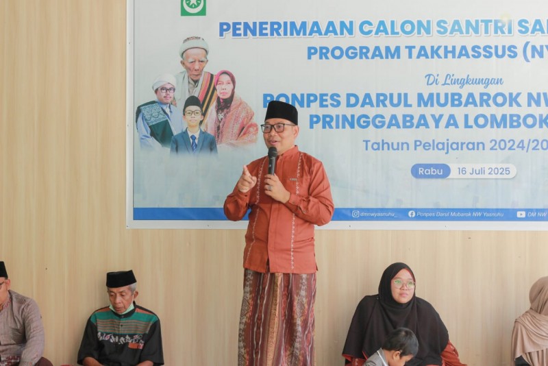 Foto Ustadz Husni Mubarok saat Memberikan Sambutan dalam “Acara Penerimaan Calon Santri/ Santriwati Baru Program Takhassus (Nyantri)” di Ponpes Darul Mubarok NW Yasnuhu Pringgabaya, pada Rabu (16/7/2025) (Dok. Pribadi) Foto Ustadz Husni Mubarok saat Memberikan Sambutan dalam “Acara Penerimaan Calon Santri/ Santriwati Baru Program Takhassus (Nyantri)” di Ponpes Darul Mubarok NW Yasnuhu Pringgabaya, pada Rabu (16/7/2025) (Dok. Pribadi)