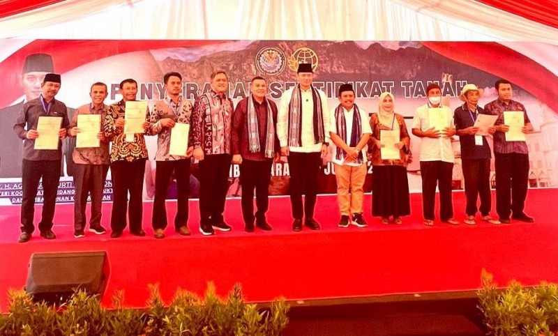 Foto Bersama Kepala Kemenag Lotim, H. Shulhi, M.Pd Dengan Menko AHY pada Ahad pagi (27/7/2025) (Dok. Pribadi)