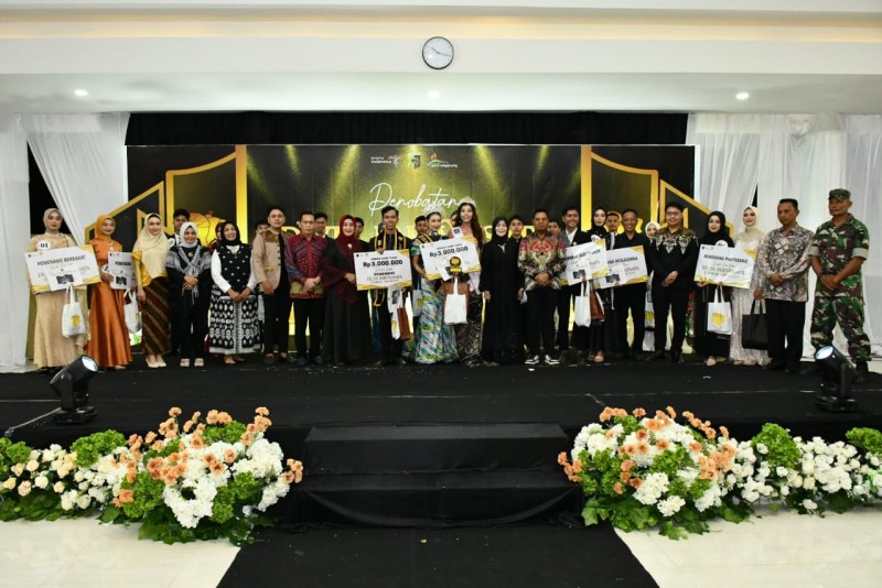 Wabup Ir. H. Moh. Edwin Hadiwijaya, MM Bersama Istri Serta Finalis dan Pemenang Duta Pariwisata Lotim 2025