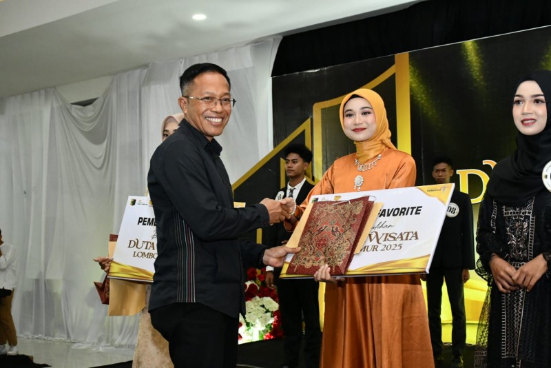 Sekda Drs. H. Muhammad Juaini Taofik, M.AP dan Finalis Tervaforit, Nayla Salwa.