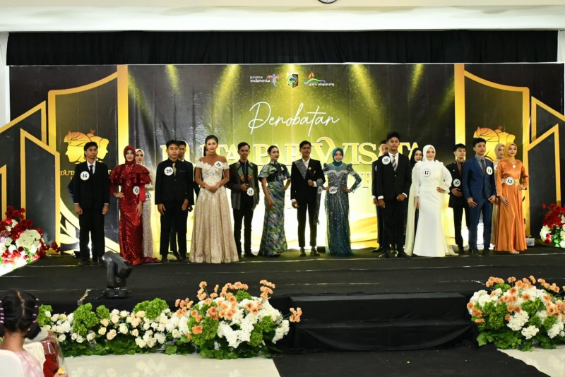 Foto Bersama 20 Finalis Duta Pariwisata Lombok Timur 2025