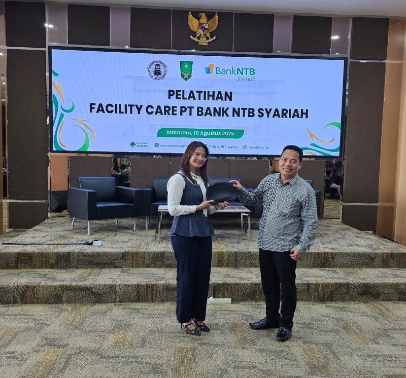 Foto Suasana saat Direktur PT AGP, Lalu Purnawan Menyerahkan Cinderamata kepada Pemateri, dr. Putu Anisya Purnamasari, S, Sp.PD dalam Acara Pelatihan “Facility Care” pada Minggu (10/8/2025) (Dok. Pribadi) Foto Suasana saat Direktur PT AGP, Lalu Purnawan Menyerahkan Cinderamata kepada Pemateri, dr. Putu Anisya Purnamasari, S, Sp.PD dalam Acara Pelatihan “Facility Care” pada Minggu (10/8/2025) (Dok. Pribadi)