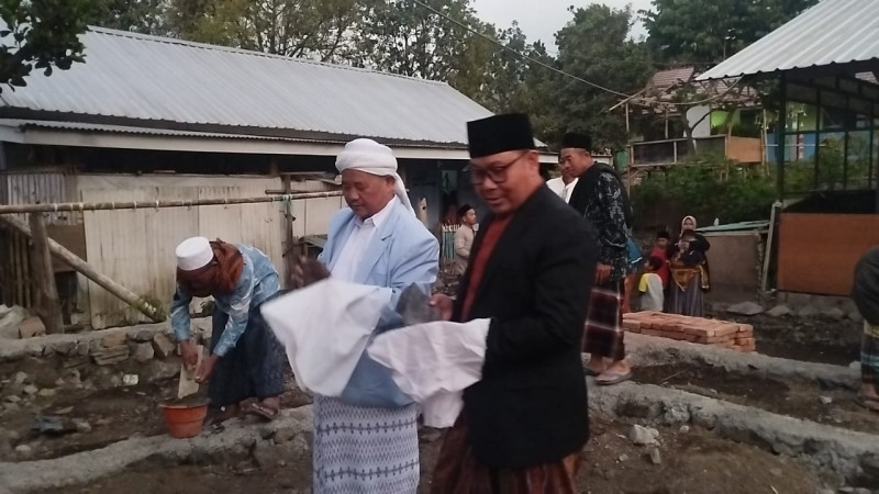 Foto Suasana Khidmat saat Acara Peletakan Batu Pertama Pembangunan Asrama Santri Ponpes Baitul Izzah Sembalun Bumbung oleh Dewan HM Gerindra pada Senin (25/8/2025) (Dok. Pribadi)