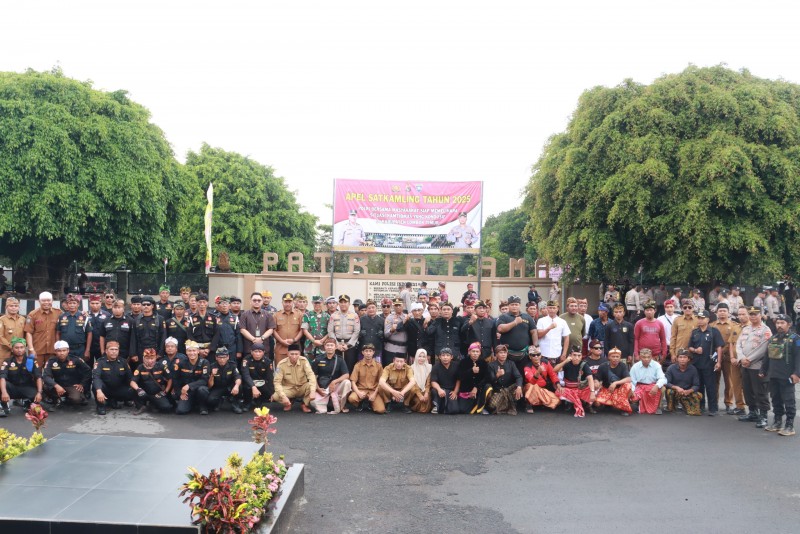 Foto Suasana Foto Bersama Kapolres AKBP I Komang Sarjana dengan Para Peserta Apel Satkamling 2025 di Mako Polres Lotim pada Selasa (26/8/2025) (Dok. Pribadi)