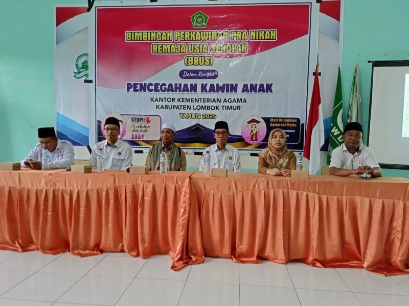 Foto Rombongan Kemenag Lotim dan Para Pemateri Kegiatan Bimbingan Perkawinan Pra Nikah Remaja Usia Sekolah (BRUS) dalam rangka Pencegahan Kawin Anak oleh Bimas Kemenag Lotim pada Selasa (26/8/2025) di Ruang Rapat Ponpes MA YTI NWDI Wanasaba (Dok. Pribadi)