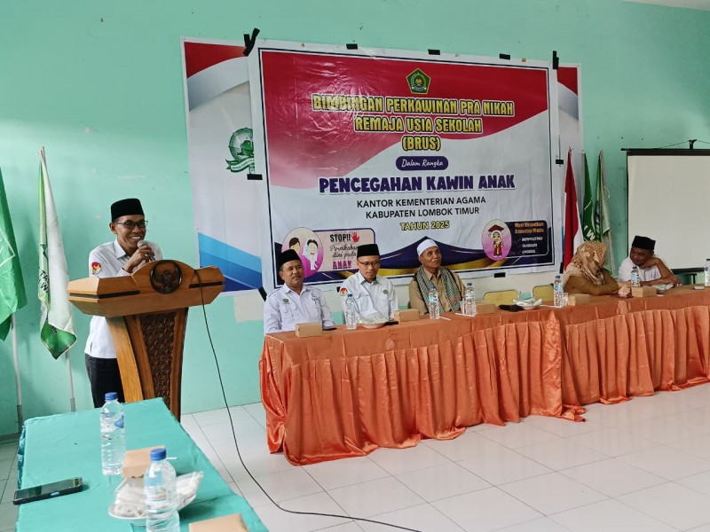 Foto Sambutan Kasi Bimas Kemenag Lotim, H. Lalu Miftahussurur, S.Ag Saat Kegiatan Bimbingan Perkawinan Pra Nikah Remaja Usia Sekolah (BRUS) dalam rangka Pencegahan Kawin Anak oleh Bimas Kemenag Lotim pada Selasa (26/8/2025) di Ruang Rapat Ponpes MA YTI NWDI Wanasaba (Dok. Pribadi)
