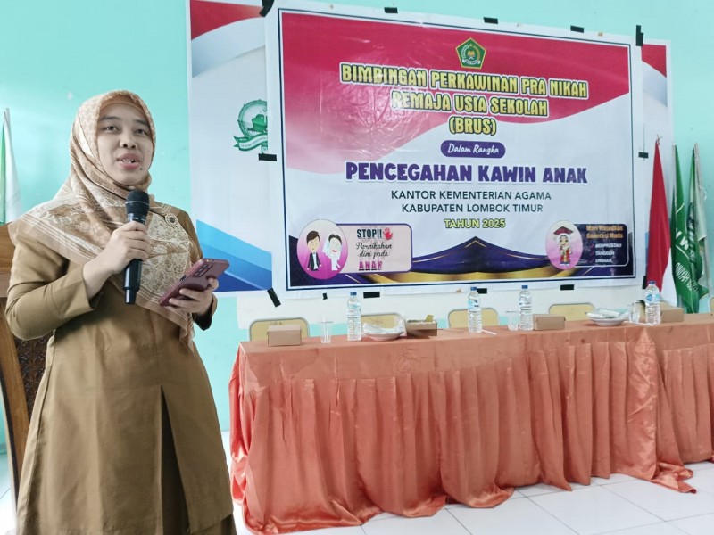 Foto Hery Aryanti, S.ST., M.Kes Saat Memberikan Materi Tentang Kesehatan Reproduksi & Psikologi Remaja Dalam Kegiatan Bimbingan Perkawinan Pra Nikah Remaja Usia Sekolah (BRUS) dalam rangka Pencegahan Kawin Anak oleh Bimas Kemenag Lotim pada Selasa (26/8/2025) di Ruang Rapat Ponpes (Dok. Pribadi)