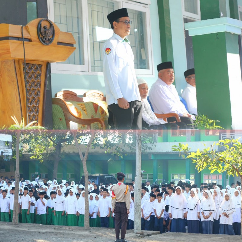 Foto H. Lalu Miftahussurur, S.Ag saat Memimpin Upacara Akbar Milad ke-78 YTI-PPTI NWDI Wanasaba pada Senin (1/9/2025) (Dok. Pribadi) Foto H. Lalu Miftahussurur, S.Ag saat Memimpin Upacara Akbar Milad ke-78 YTI-PPTI NWDI Wanasaba pada Senin (1/9/2025) (Dok. Pribadi)