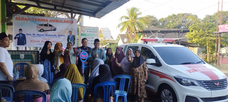 Foto Suasana Antusiasnya Masyarakat saat Dewan HM Menyerahkan Bantuan Sosial Mobil Ambulans Kepada Direktur Klinik Al-Muchlisin Pringgabaya, Khaerul Azmi,S.Kep.,Ns.,M.Kep.,WOC(ET)N pada Jumat (6/9/2025) (Dok. Pribadi) Foto Suasana Antusiasnya Masyarakat saat Dewan HM Menyerahkan Bantuan Sosial Mobil Ambulans Kepada Direktur Klinik Al-Muchlisin Pringgabaya, Khaerul Azmi,S.Kep.,Ns.,M.Kep.,WOC(ET)N pada Jumat (6/9/2025) (Dok. Pribadi)