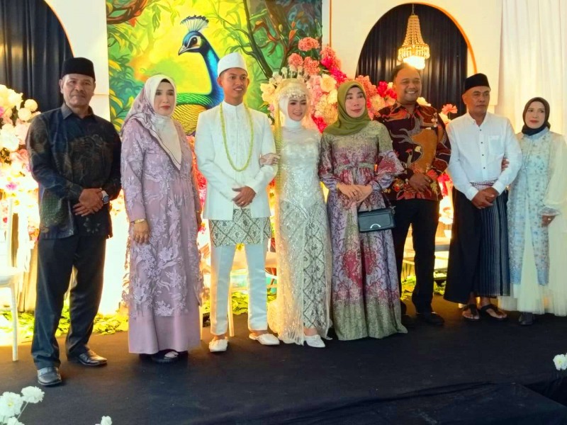 Foto Suasana Kebersamaan Ayah dan Ibu Kedua Mempelai Akad Nikah Antara Artis Baiq Gita KDI dengan Ahmad Hakiki Saputra pada Minggu (7/9/2025) (Dok. Pribadi) Foto Suasana Kebersamaan Ayah dan Ibu Kedua Mempelai Akad Nikah Antara Artis Baiq Gita KDI dengan Ahmad Hakiki Saputra pada Minggu (7/9/2025) (Dok. Pribadi)