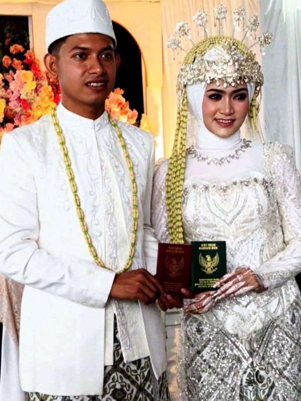 Foto Suasana Bahagia Artis Baiq Gita KDI dengan Ahmad Hakiki Saputra saat Memegang Buku Nikah setelah Acara Nikah pada Minggu (7/9/2025) (Dok. Pribadi) Foto Suasana Bahagia Artis Baiq Gita KDI dengan Ahmad Hakiki Saputra saat Memegang Buku Nikah setelah Acara Nikah pada Minggu (7/9/2025) (Dok. Pribadi)
