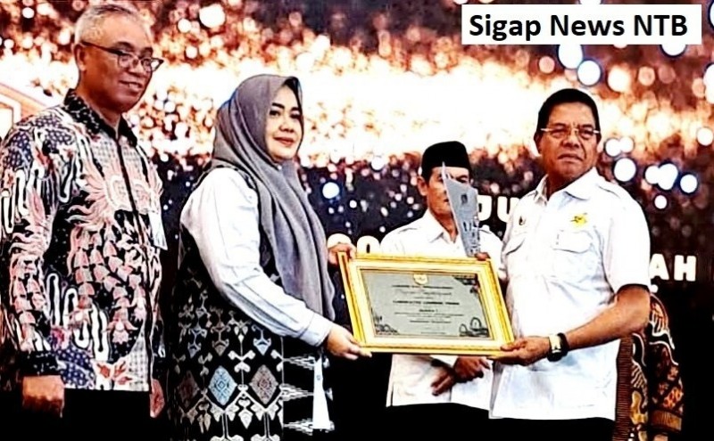 Foto Suasana Saat Bupati H. Haerul Warisin Menerima Penganugrahan Paritrana Award Provinsi Nusa Tenggara Barat 2025 dari Wagub Indah Damayanti Putri  pada Rabu (10/9/2025) di Ballroom Hotel Lombok Raya (Diskominfo Lotim)