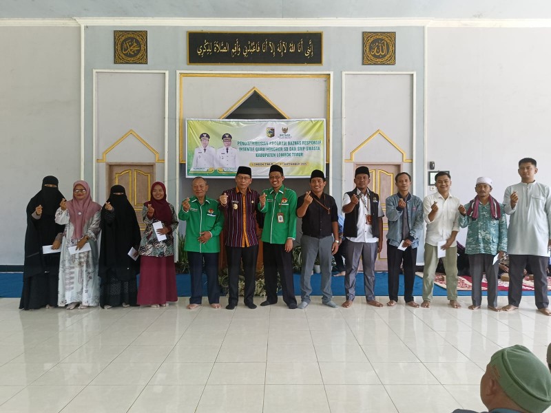 Foto Suasana Kebersamaan Guru Sekolah Swasta Non PNS dan Non P3K Penerima Bantuan Baznas Lotim dengan Wabup Ir. MOH. EDWIN HADIWIJAYA, M.M  pada Kamis (11/9/2025) di SMPN 3 Masbagik (Dok. Pribadi)