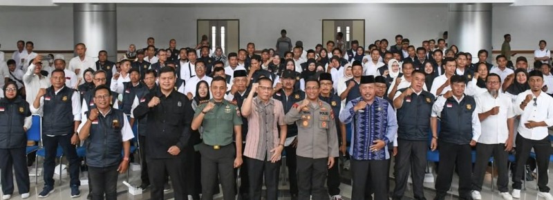Foto Bersama Wabup  Ir. H. Moh. Edwin Hadiwijaya, MM, Panitia dan Peserta Acara Pembekalan FKBM Kabupaten dan FKDM Kecamtan Se-Lotim pada Kamis (30/10/2025) (PKP Lotim) Foto Bersama Wabup  Ir. H. Moh. Edwin Hadiwijaya, MM, Panitia dan Peserta Acara Pembekalan FKBM Kabupaten dan FKDM Kecamtan Se-Lotim pada Kamis (30/10/2025) (PKP Lotim)