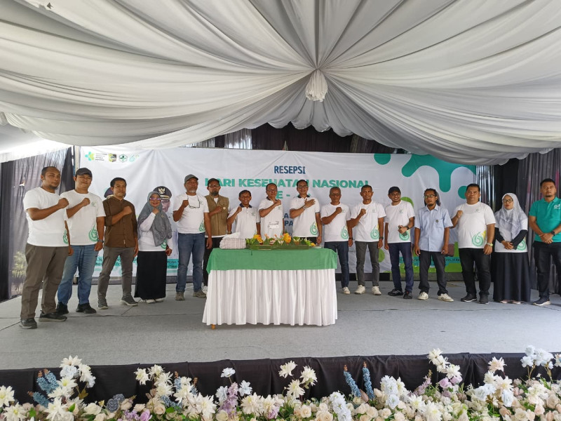 Foto Bersama Kadis Kesehatan dan Kepala Rumah Sakit di Lotim pada Resepsi Peringatan HKN Ke-61 di Halaman Kantor Dikes Lotim pada Sabtu (13/12/2025) Foto Bersama Kadis Kesehatan dan Kepala Rumah Sakit di Lotim pada Resepsi Peringatan HKN Ke-61 di Halaman Kantor Dikes Lotim pada Sabtu (13/12/2025)