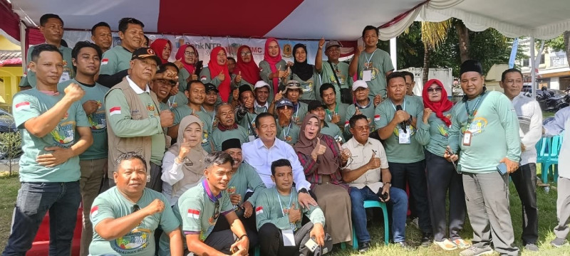 Foto Bersama MMC NTB, Gubernur NTB dan Bupati Lotim pada Acara Pasar Rakyat & Bazar UMKM MMC NTB di Halaman Kantor Camat Pringgabaya, pada Rabu (11/2/2026) (Dok. Pribadi)