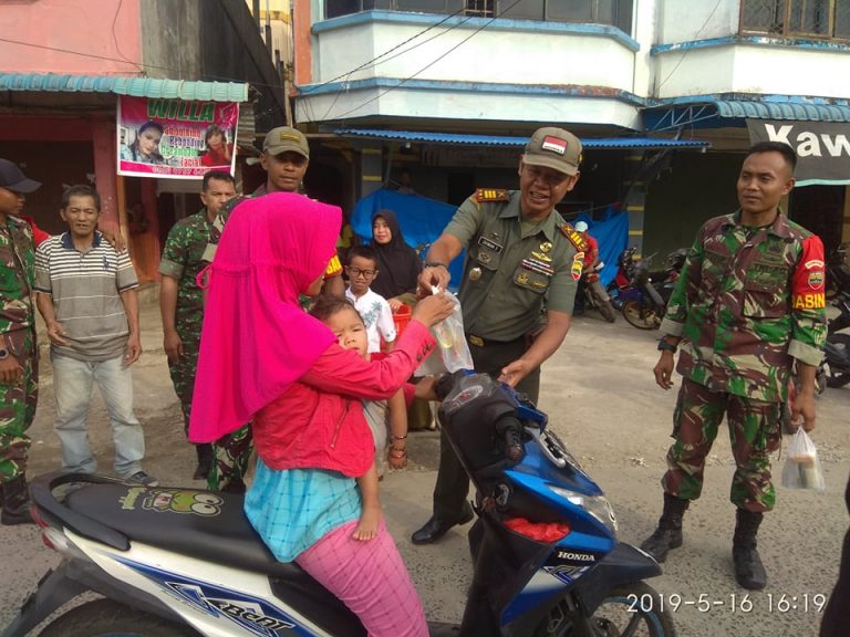 Dibulan Penuh Berkah, Koramil Kateman Bagikan Takjil kepada Masyarakat