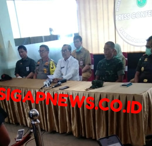Gubernur Riau, Syamsuar bersama gubernur se-indonesia dengarkan paparan presiden terkait virus coron