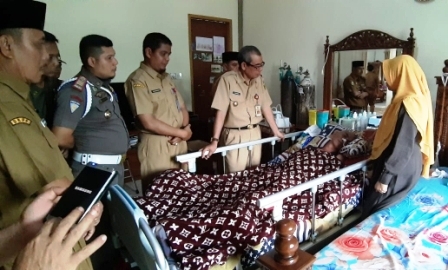 Hari Pertama Masuk Kerja Bupati Mursini Besuk Kepala DPMPTSP  