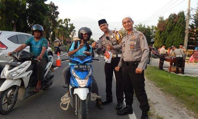 Polres Kampar Beri Takjil Buka Puasa Pada Pengendara Tertib Berlalulintas