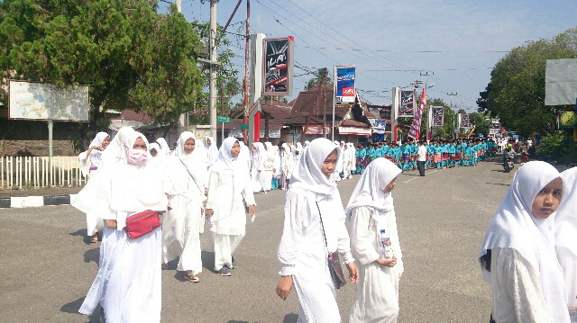 Ribuan Pelajar dan Masyarakat Ikuti Pawai Ta'ruf 