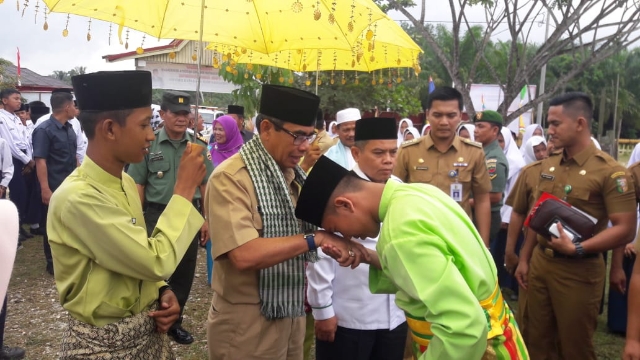 Bupati Mursini Bantu 20 Unit Komputer dan Keramik Lantai