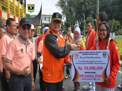 Atlet Asian Games Asal Sumbar Terima Reward dari Pemprov
