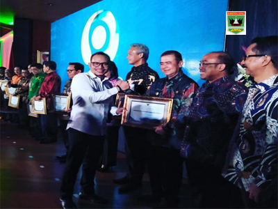 Pemprov Sumbar Raih Penghargaan Kategori Hubungan Industrial Terbaik dari Kemnaker