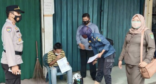 Petugas Gabungan Covid-19 Lakukan Razia Masker